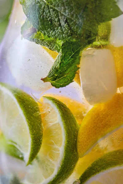 Házi Készítésű Hideg Frissítő Ital Lime Szeletekkel Menta Levél Jégkockákkal — Stock Fotó