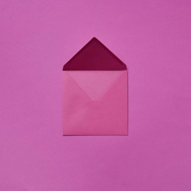 Kopya alanı ile bir macenta arka plan üzerinde kartpostal için el sanatları açık zarf mock. Düz yatıyordu