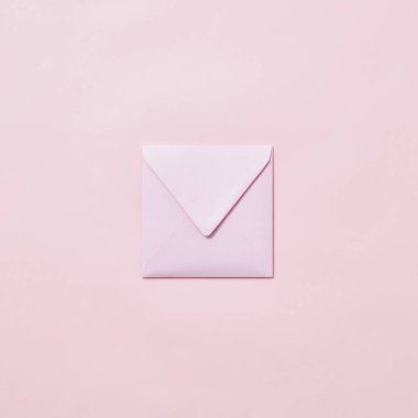 Kopya alanı ile açık pembe arka plan üzerinde tebrik kartı için boş el yapımı zarf. Mockup.