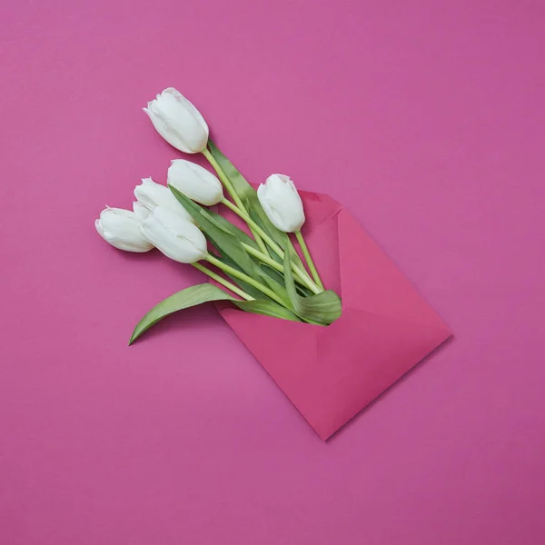 White Tulips Bouquet Handcraft Envelope Magenta Background Copy Space Greeting — 스톡 사진