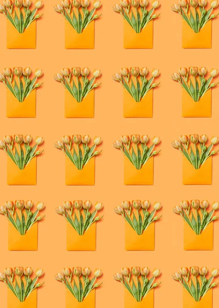 Patroon Met Tulpen Boeketten Enveloppen Een Oranje Achtergrond Wenskaart — Stockfoto