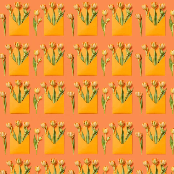 Patroon Met Tulpen Boeketten Enveloppen Een Oranje Achtergrond Wenskaart — Stockfoto