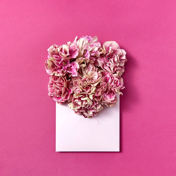 Bukiet Kwiatów Goździków Kopercie Purpurowe Tło Kopią Przestrzeni Płaski Lay — Zdjęcie stockowe