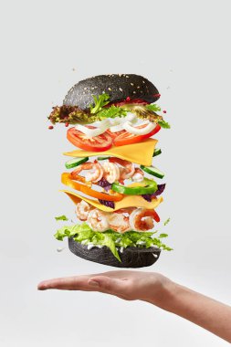 Açık gri bir arka plan üzerinde sağlık taze deniz ürünleri ve sebze ile Uçan ev yapımı sandviç, kopya alanı.