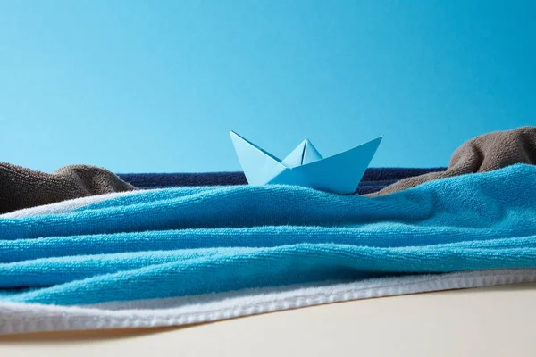 Letní Pozadí Ručně Vyrobené Barevných Ručníky Řemeslnou Lodí Papírové Obloze — Stock fotografie