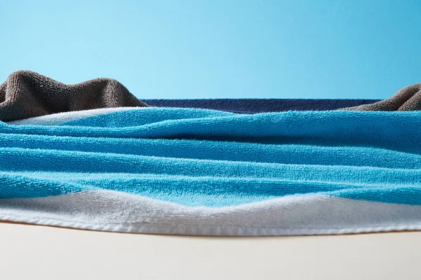Ochtend Zomer Seashore Handgemaakt Van Gekleurde Handdoeken Een Duotoon Blauw — Stockfoto
