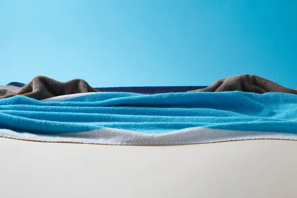 Blaue Handgemachte Wellen Aus Frottee Blauen Handtüchern Auf Duotonpapier Hintergrund — Stockfoto