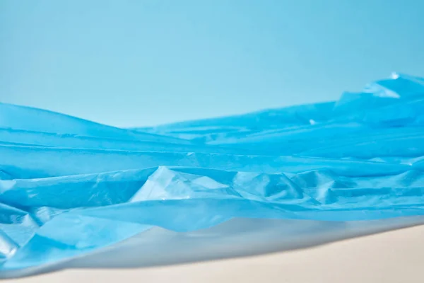Vue Sur Littoral Sac Poubelle Bleu Avec Ciel Fond Sable — Photo