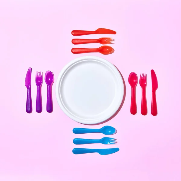 Mangiare Insieme Posate Plastica Usa Getta Servire Intorno Piatto Bianco — Foto Stock