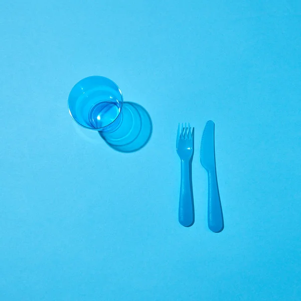 Eldobható Műanyag Edénykészlet Üres Üveg Pasztell Kék Háttér Árnyékok Másolja — Stock Fotó