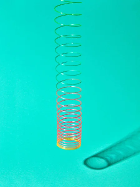 Jouet Slinky Coloré Plastique Extensible Accroché Contre Arrière Plan Tirquious — Photo