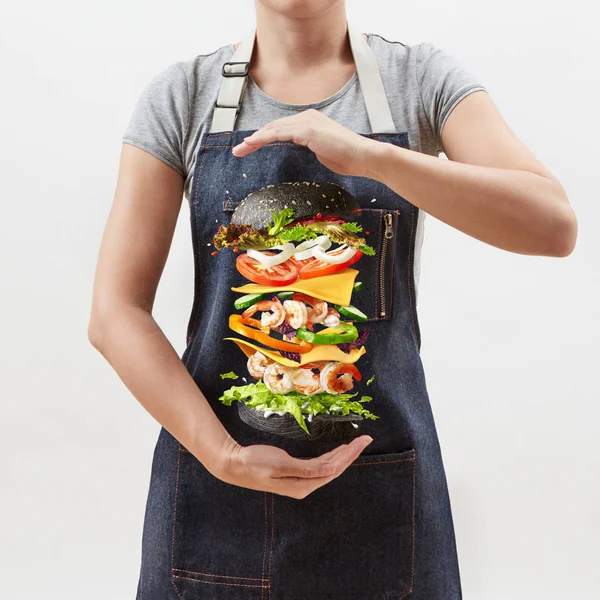 Sandwich Maison Base Crevettes Légumes Frais Naturels Dans Les Mains — Photo