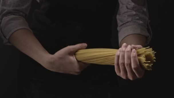 Manojo Los Espaguetis Las Manos Mujer Sobre Fondo Oscuro Concepto — Vídeo de stock