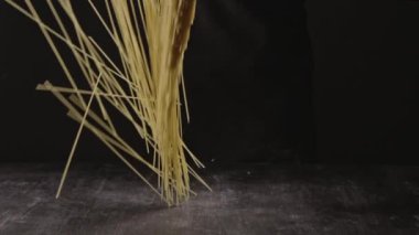 Koyu arkaplanda bir demet spagetti, İtalyan yemeği konsepti.