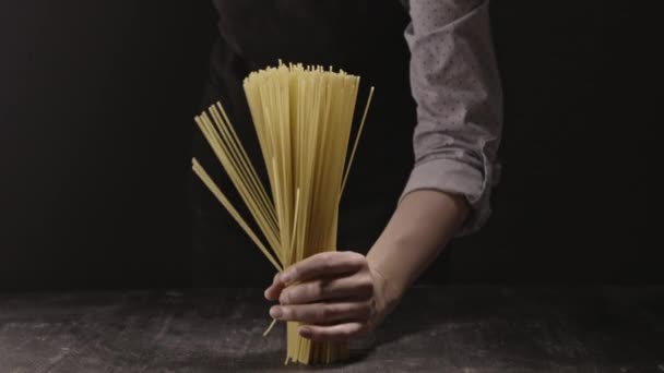 Mazzo Spaghetti Mani Donna Sfondo Scuro Concetto Cibo Italiano — Video Stock