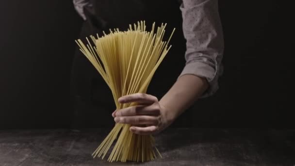 Bos Van Spaghetti Handen Van Vrouw Donkere Achtergrond Concept Van — Stockvideo