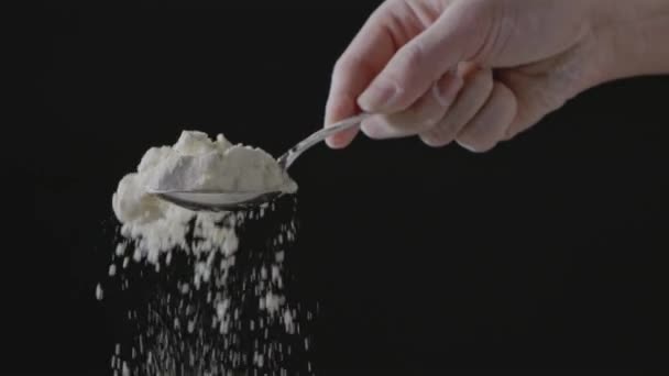 スプーンで小麦粉を準備する女性の手 生地を混練 — ストック動画