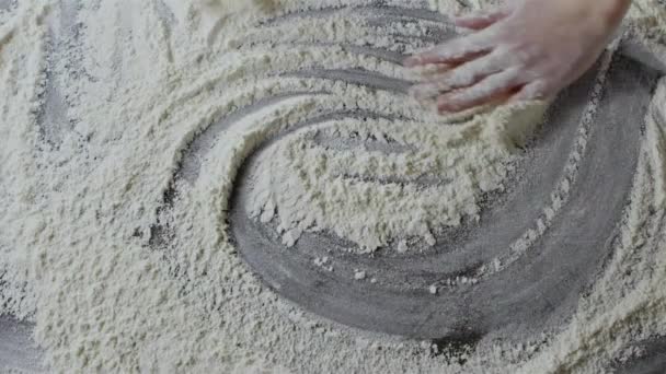 mains féminines préparant la farine sur la table, pétrissant la pâte 