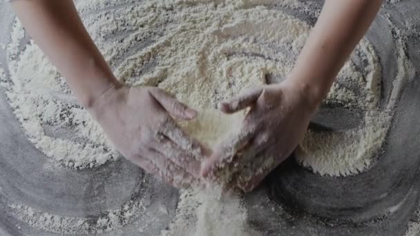 Manos Femeninas Preparando Harina Mesa Amasando Masa — Vídeo de stock