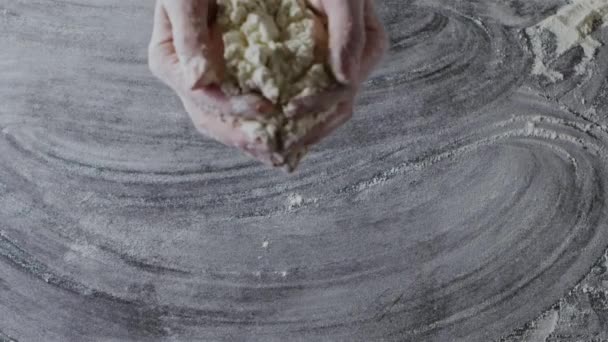 Mani Femminili Che Preparano Farina Sul Tavolo Impastando Pasta — Video Stock