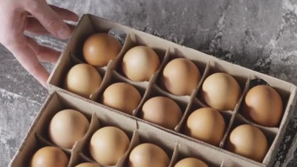 Hombre Tomando Huevo Fuera Caja Vídeo — Vídeos de Stock