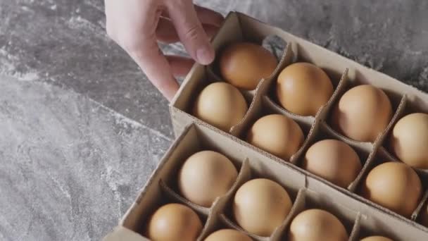 男人把鸡蛋从盒子里拿出来 — 图库视频影像
