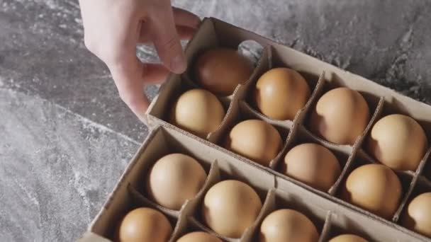 Hombre Tomando Huevo Fuera Caja Vídeo — Vídeos de Stock