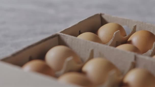 Hombre Tomando Huevo Fuera Caja Vídeo — Vídeos de Stock