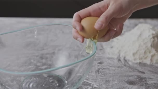 Donna Che Schiaccia Uovo Nella Farina Preparazione Impastare Pasta — Video Stock