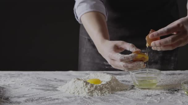 Manos Femeninas Amasando Masa Mesa — Vídeo de stock