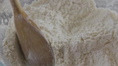  Kâsede un hazırlamak, hamur yoğurmak.