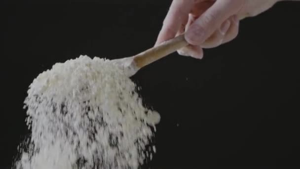 밀가루를 숟가락으로 반죽하여 만드는 — 비디오