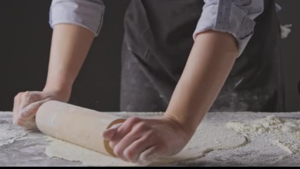 Manos Femeninas Preparando Harina Con Rodillo Amasando Masa — Vídeos de Stock