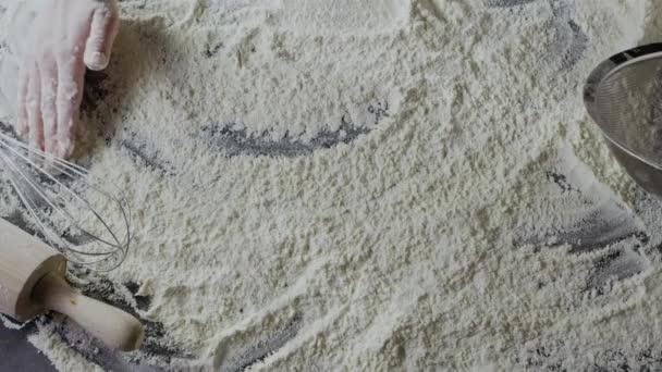 mains féminines préparant la farine sur la table, pétrissant la pâte 