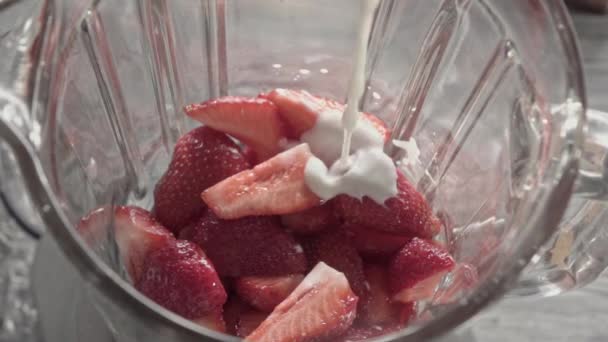 Frischer Erdbeerjoghurt Mixer — Stockvideo
