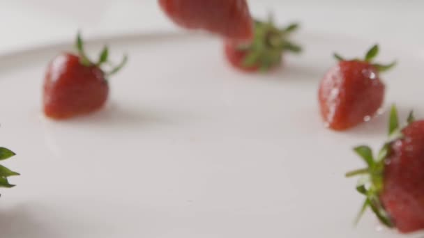 Fresas Frescas Maduras Con Leche Vídeo — Vídeos de Stock