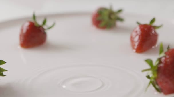 Fresas Frescas Maduras Con Leche Vídeo — Vídeo de stock