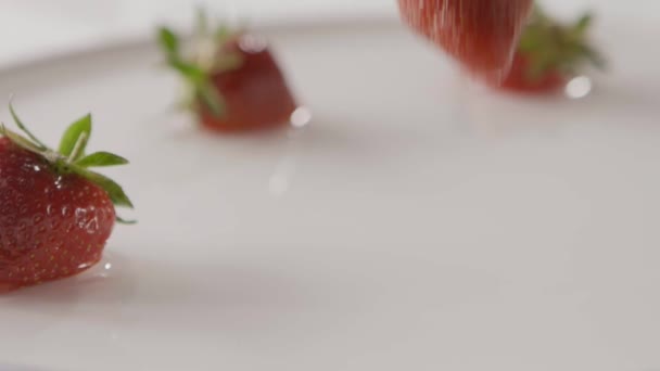 Frische Reife Erdbeeren Mit Milch Video — Stockvideo