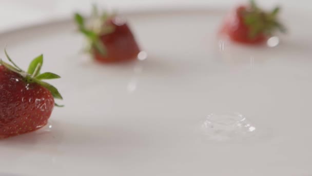 新鮮な熟したイチゴとミルクビデオ — ストック動画