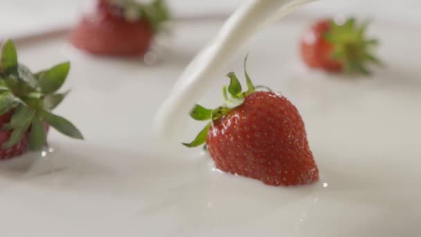 Fresas Frescas Maduras Con Leche Vídeo — Vídeo de stock