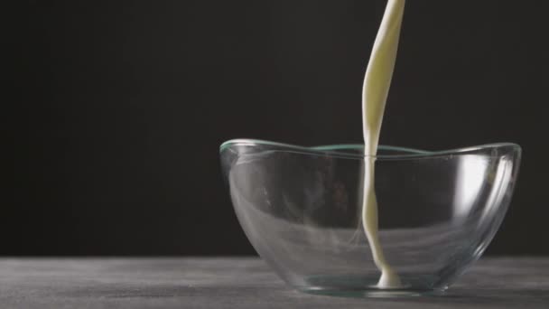 Mleko Wlewane Szklanej Miski Ciemne Tło Zwolnione Tempo — Wideo stockowe