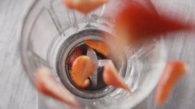 Cam karıştırıcıda taze çilekli yoğurt. 