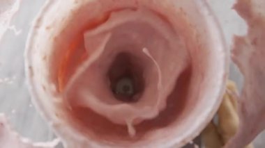 Cam karıştırıcıda taze çilekli yoğurt. 