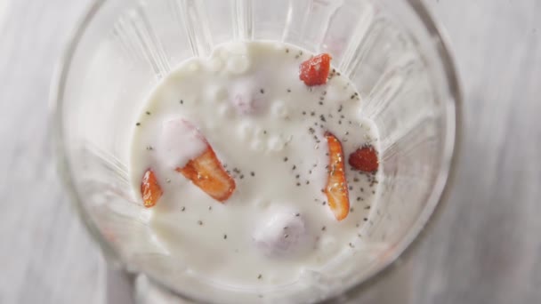 Verse Aardbeienyoghurt Een Glazen Blender — Stockvideo