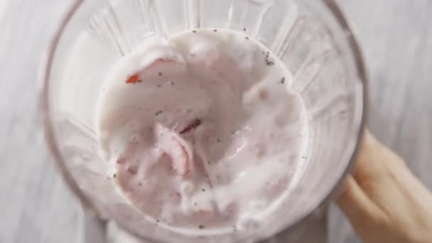 Färsk Jordgubbsyoghurt Glasblandare — Stockvideo