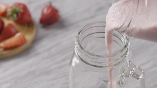 Batido Casero Fresco Fresas Leche Semillas Chía Recipiente Vidrio — Vídeo de stock