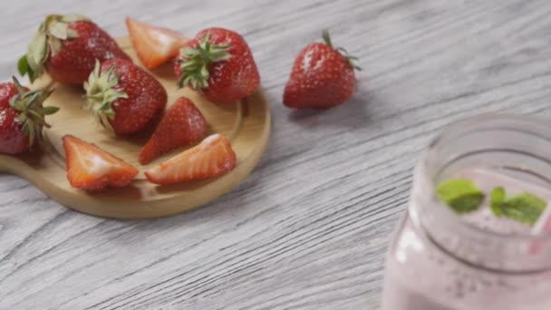 Frischer Hausgemachter Milchshake Aus Erdbeeren Milch Und Chiasamen Glasschale — Stockvideo