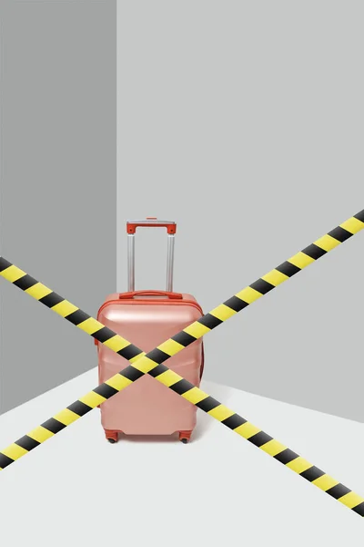 Rózsaszín Bőrönd Utazás Után Álló Keresztezett Figyelmeztető Vonalak Háttérben Szürke — Stock Fotó