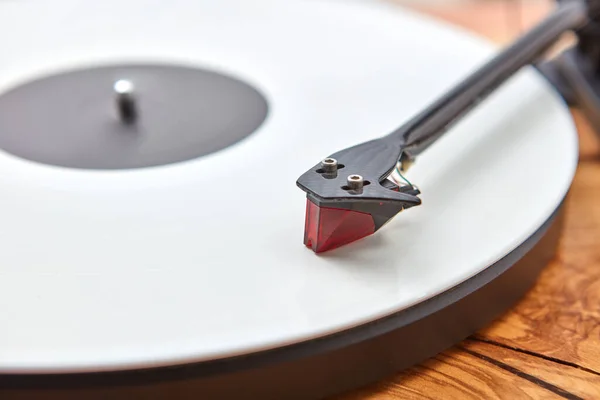 Ročník Staromódní Gramofon Retro Vinilovým Diskem Dřevěném Stole Kopírovací Prostor — Stock fotografie