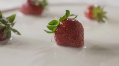  Taze taze çilek ve süt, video.